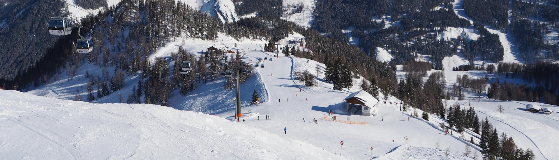 Ausblick auf die sonnige Berglandschaft beim Skifahren lernen mit einer Skischule im Skigebiet Radstadt-Altenmarkt.