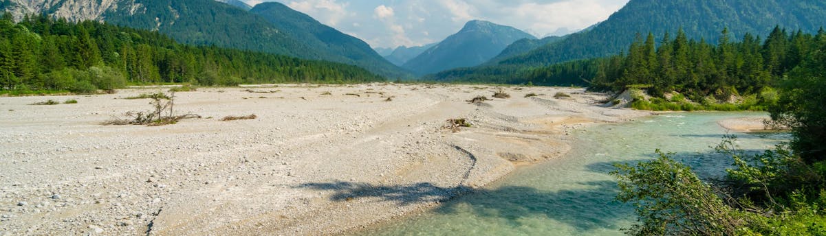 rafting-canyoning-bavaria_SEM-Resort-Hero An image of the clear waters of the Isar, a popular river to go rafting in Bavaria.