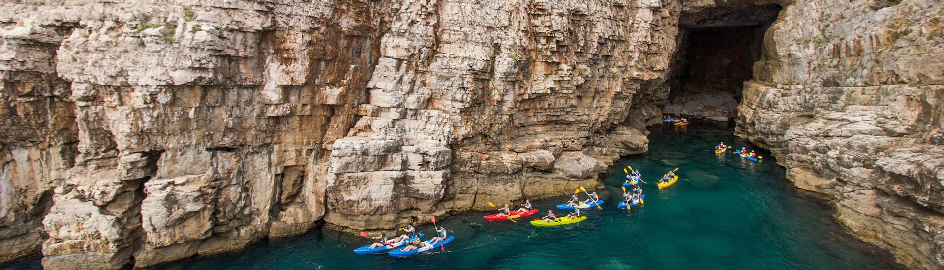 Un groupe de jeunes gens s'amuse lors d'une activité en eau vive dans la destination de rafting et canyoning Cap Kamenjak. 