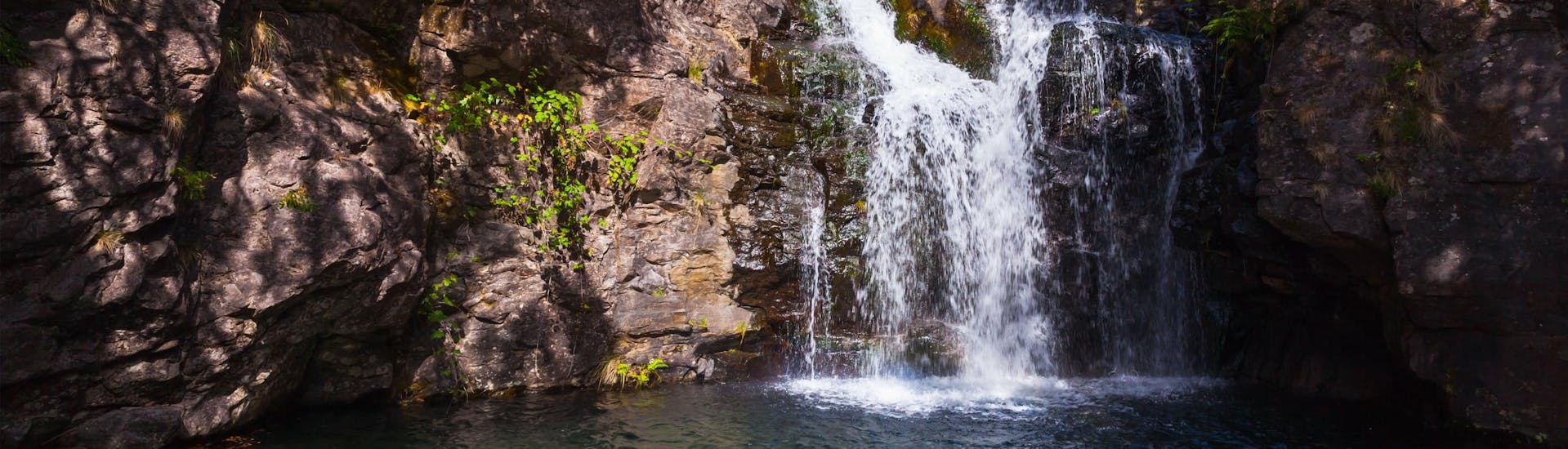 Funchal: Een groep jongeren geniet van een wildwateravontuur in een van de hotspots voor rafting en canyoning.