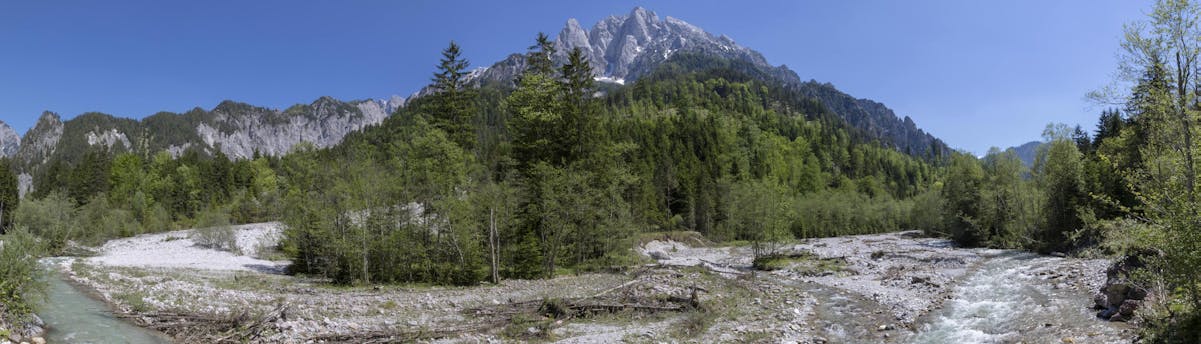 rafting-canyoning-gesause_SEM-Resort-Hero An image of a mountain stream that visitors are able to paddle along when rafting in the Gesäuse National Park in Styria.