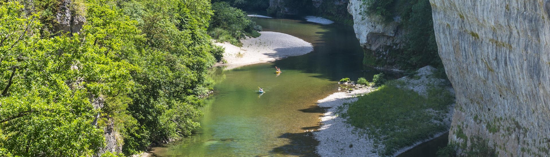 Holidaymakers are canoeing in the middle of the impressive gorges of the Tarn in France.