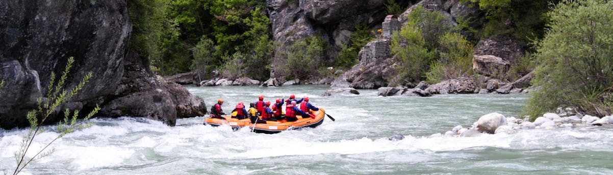 rafting-canyoning-murillo-de-gallego_SEM-Resort-Hero A group of people go rafting in the river in Murillo de Gállego with a rafting provider during summer.