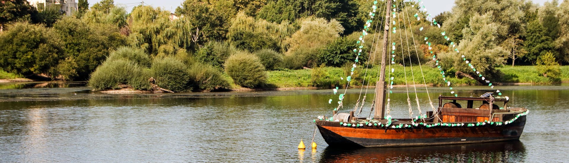 Une gabarre glisse lentement sur la Dordogne à Port-Sainte-Foy, l'une des rivières populaires en France pour la pratique du canoë.