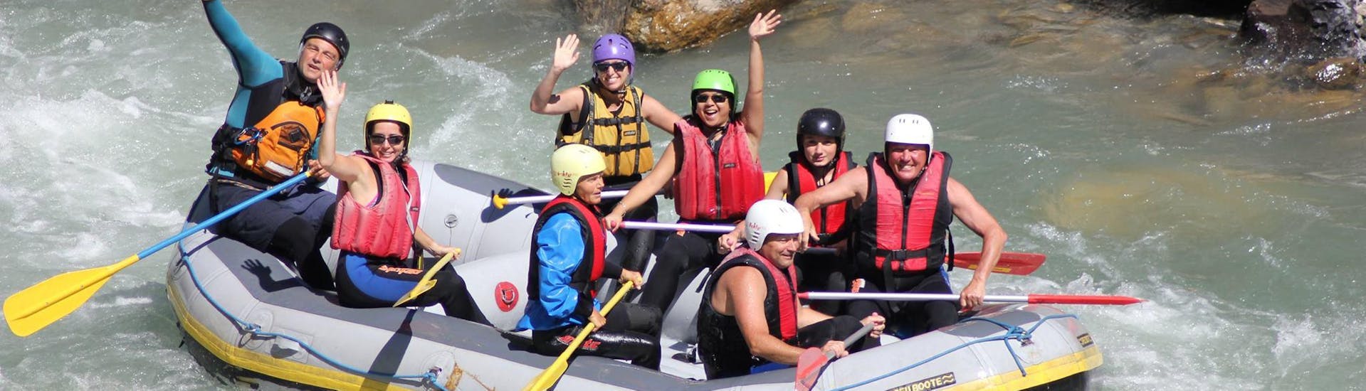 A group of rafters is having fun on a rafting tour on the Salzach River with Rafting Center Taxenbach.