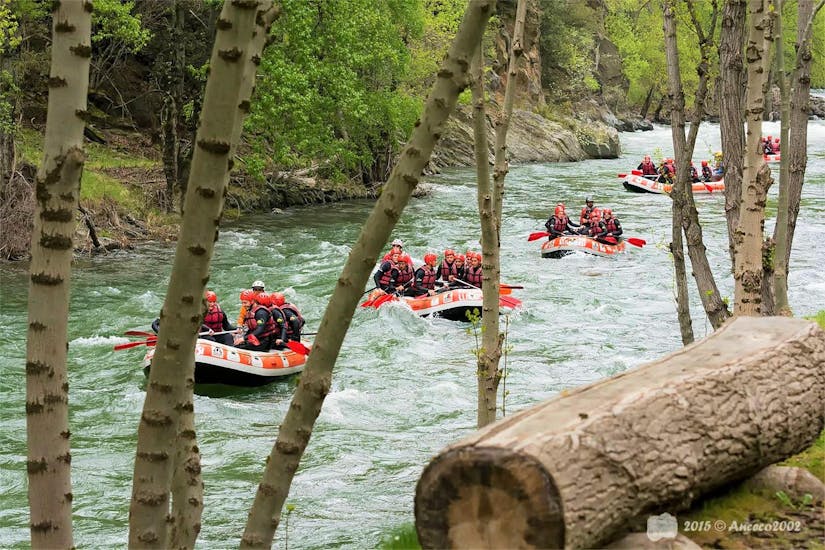 A group goes whitewater rafting with Rafting Llavorsí. 