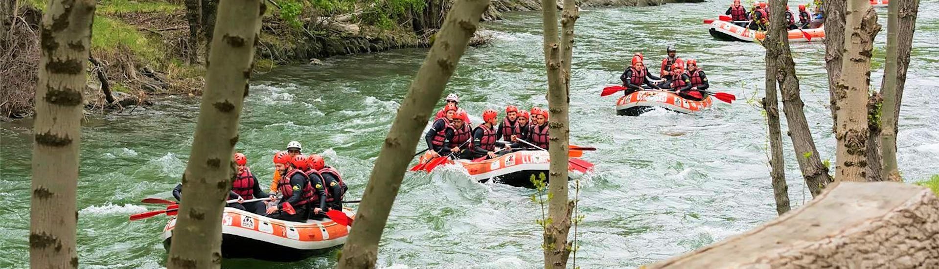 A group goes whitewater rafting with Rafting Llavorsí. 