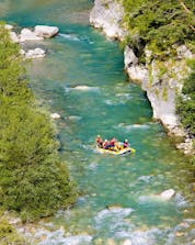 A group of people is enjoying themselves while rafting in Verdon.