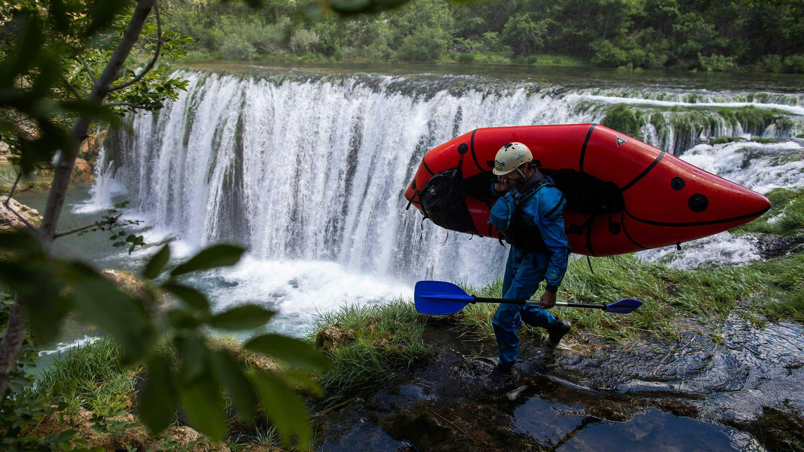 Raftrek-26 Paisajes impresionantes de montaña y mar, donde tienen lugar las experiencias de Raftrek Adventure Travel Croatia.