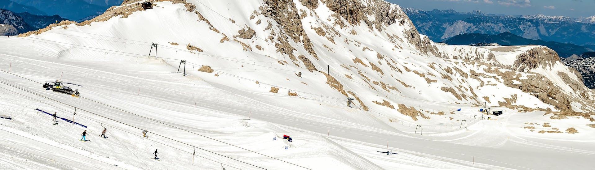 Vista del paesaggio montano soleggiato durante un corso di sci con scuole di sci a Ramsau am Dachstein.