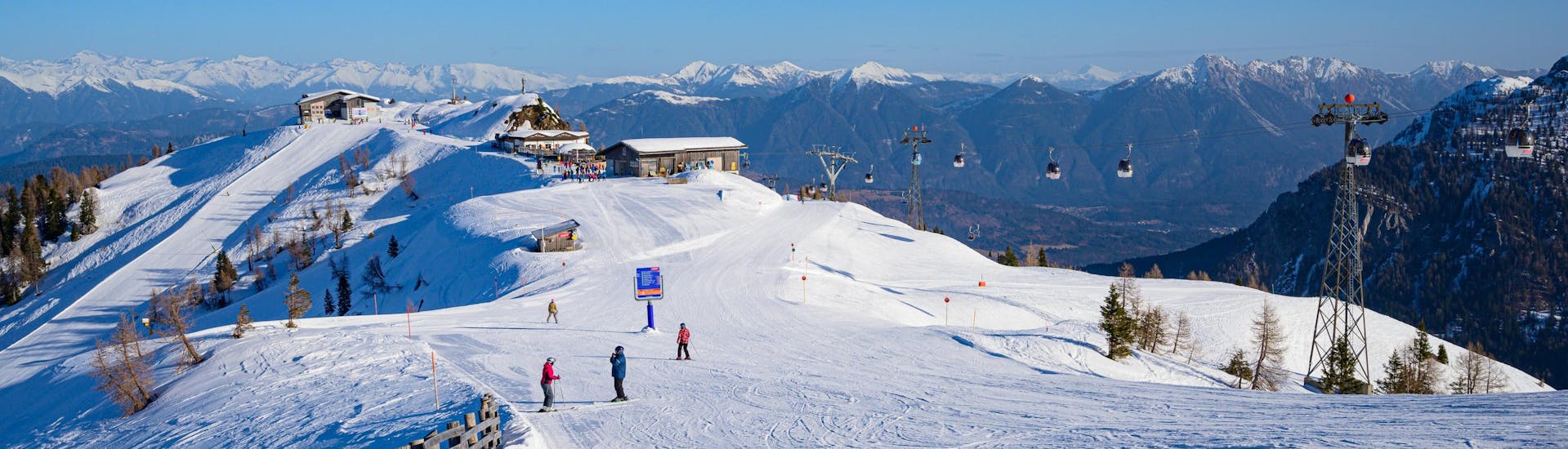 Vista del paesaggio montano soleggiato durante un corso di sci con scuole di sci a Rauris-Hochalmbahnen.