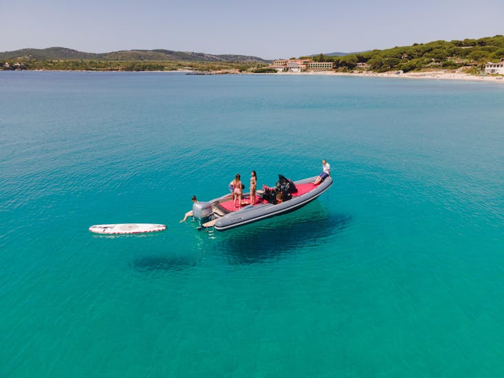 Il nostro gommone che naviga nelle acque azzurre della Sardegna durante la Gita in gommone da Alghero sulla Riviera del Corallo con snorkeling.