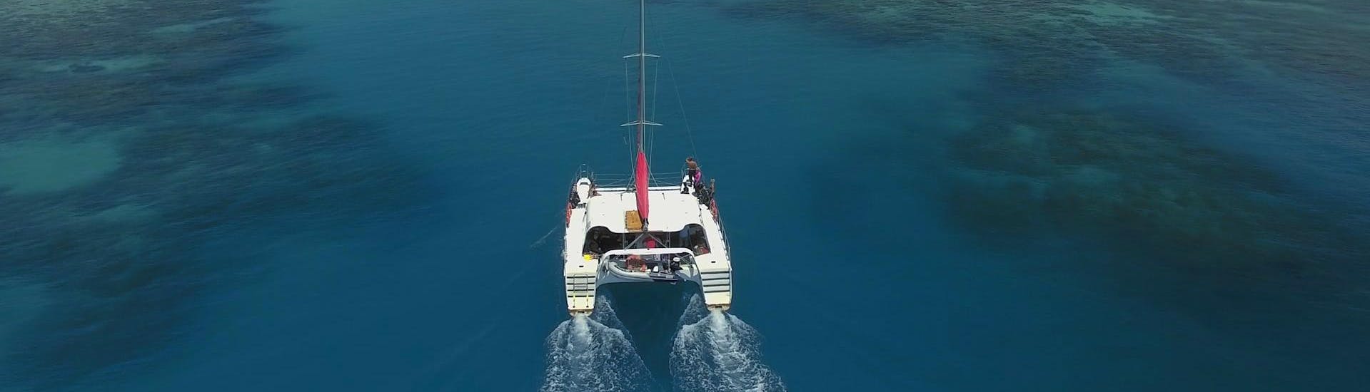 The catamaran Reef Daytripper Cairns is heading towards Upolu Reef for a diving and snorkeling excursion in the Outer Great Barrier Reef.