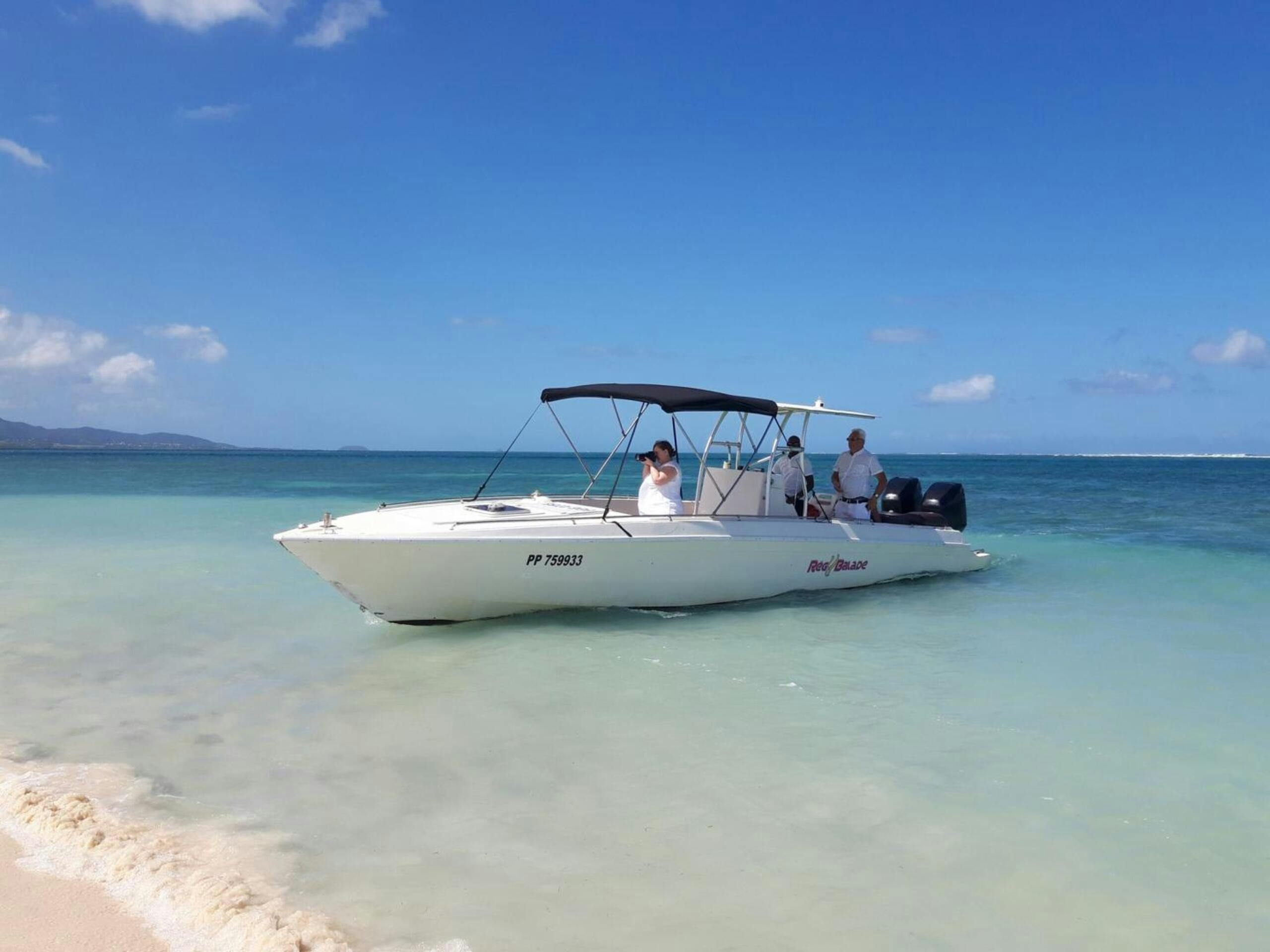 Régy Excursions Guadeloupe Beeindruckende Landschaften mit Bergen und Meer, wo Aktivitäten von Régy Excursions Guadeloupe stattfinden.