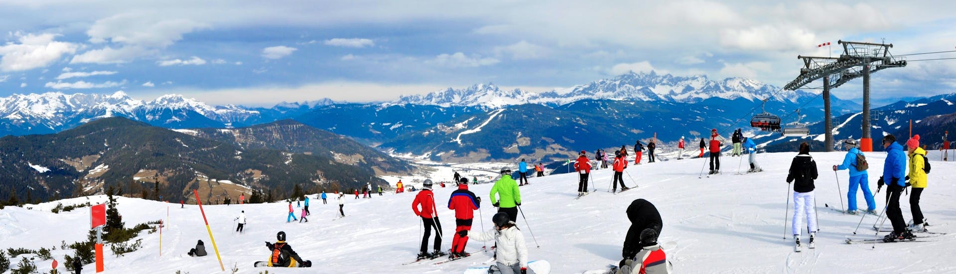 Ausblick auf die sonnige Berglandschaft beim Skifahren lernen mit den Skischulen auf der Reiteralm.