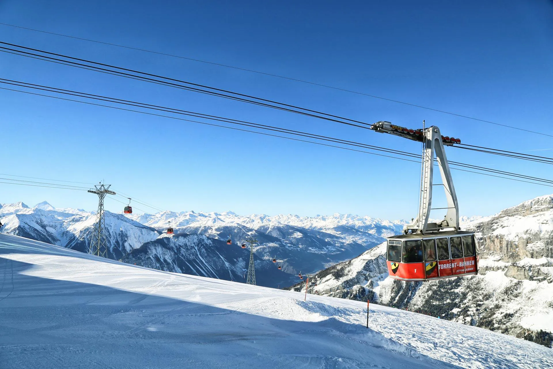 Ski Rental Relaction Leukerbad Magnifique paysage de montagnes et de mer, où se déroulent les activités de RelAction Leukerbad.