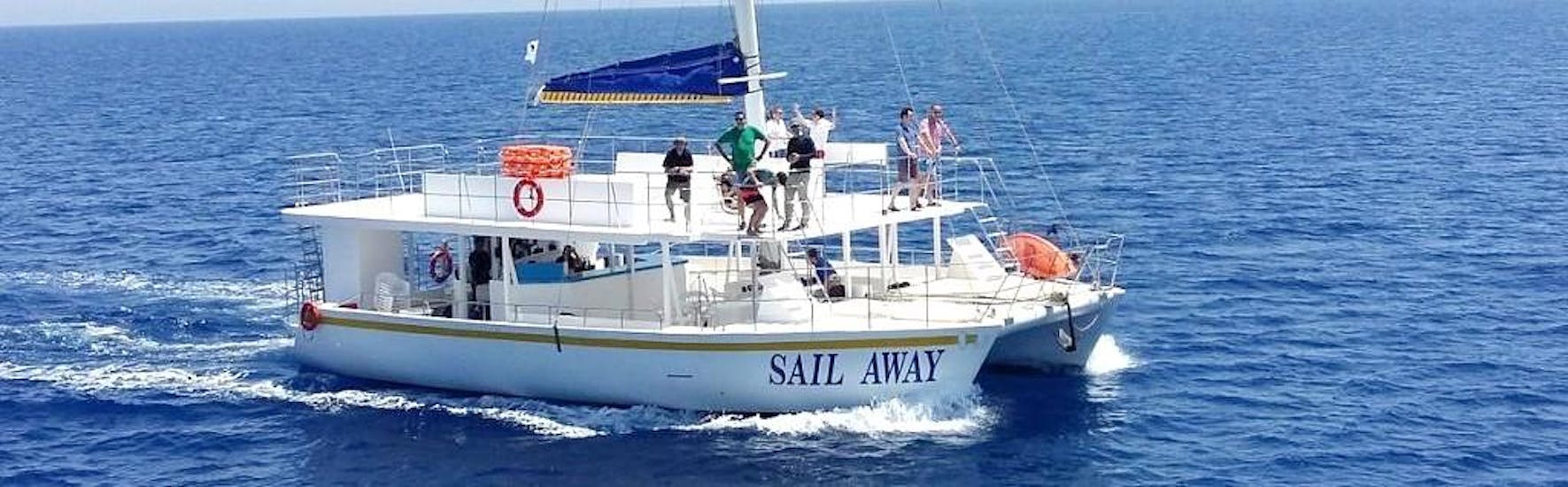 Foto van de Sail Away catamaran die door Relax-Cruises Limassol wordt gebruikt voor de boottochten.