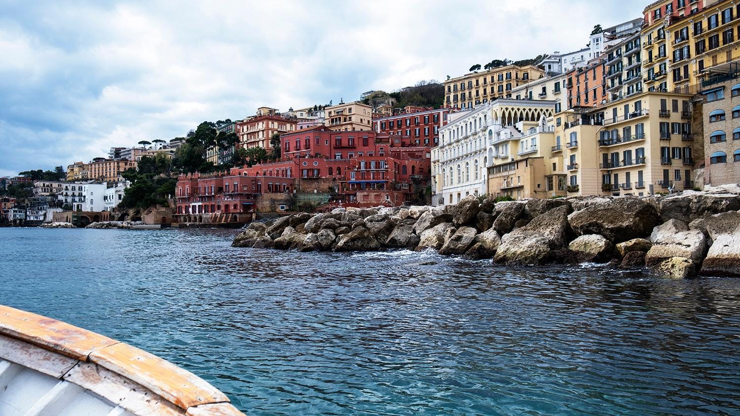 Panorama mozzafiato con montagne e mare, dove hanno luogo le attività di Rent Boat Napoli.