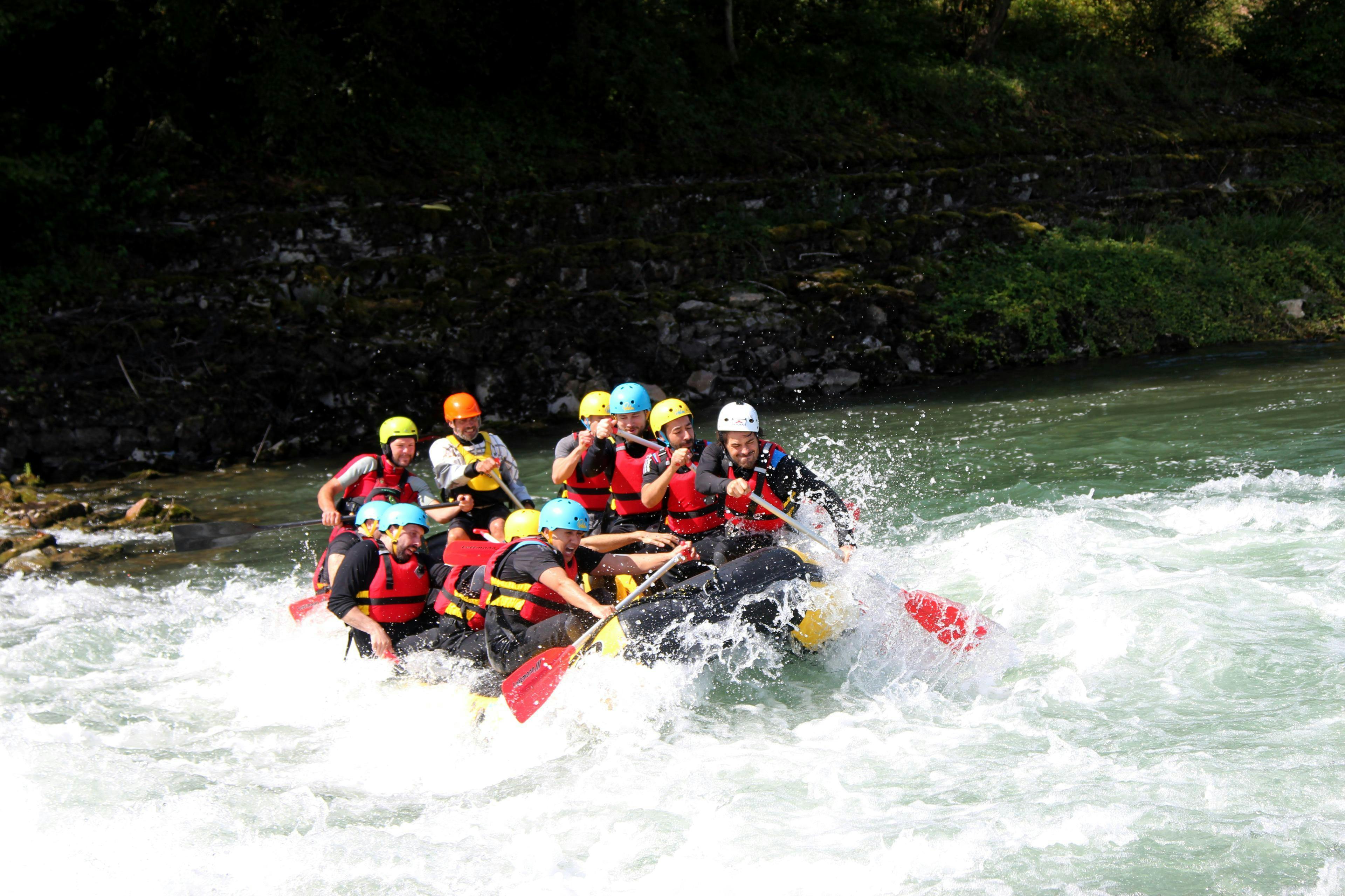 Rheinraft Gruppe von Menschen beim Rafting auf dem Fluss.
