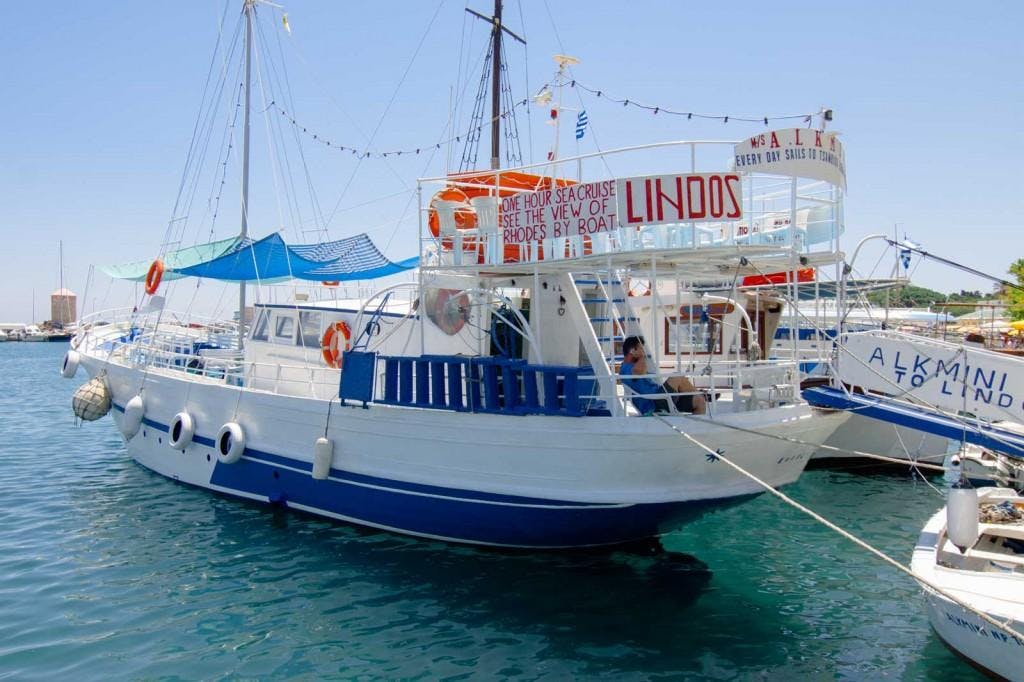 Rhodes Sea Cruises Weißes griechisch-traditionelles Holzboot im Mandraki Hafen.