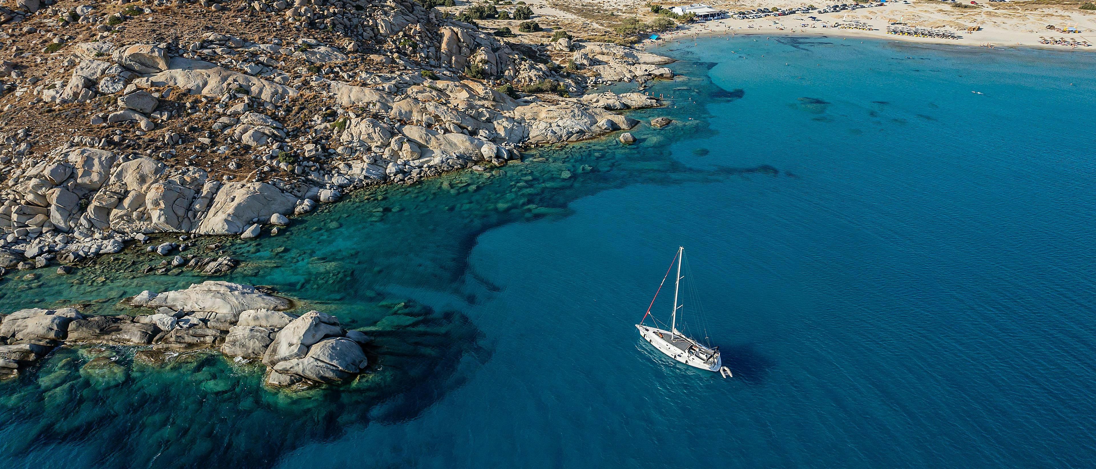 Sail Naxos Beeindruckende Landschaften mit Bergen und Meer, wo Aktivitäten von Sail Naxos stattfinden.