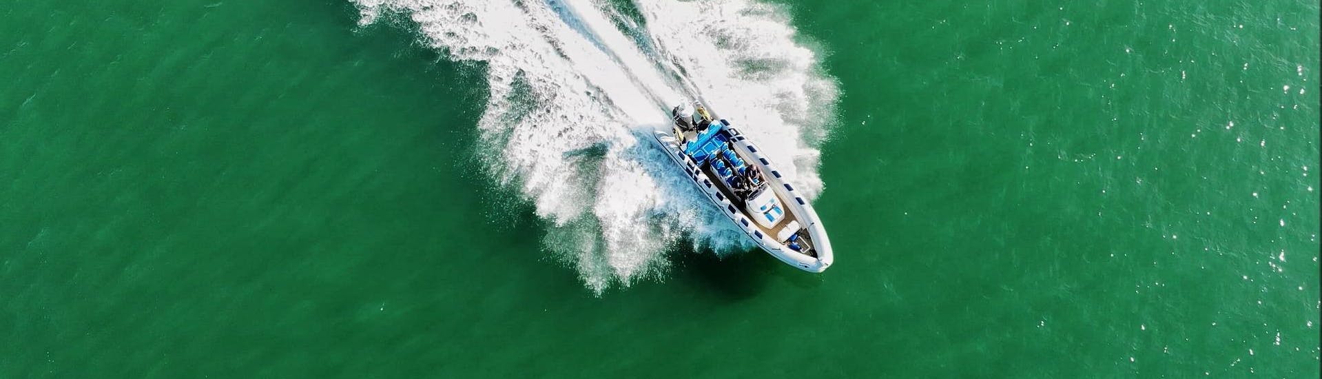 Un'imbarcazione a costole ad alta velocità durante una gita in gommone.