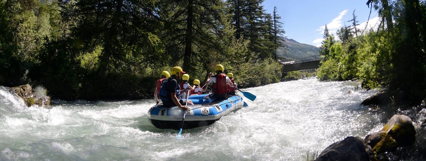 A group of friends is doing a rafting tour near Serre Chevalier thanks to Rivières Evasion.