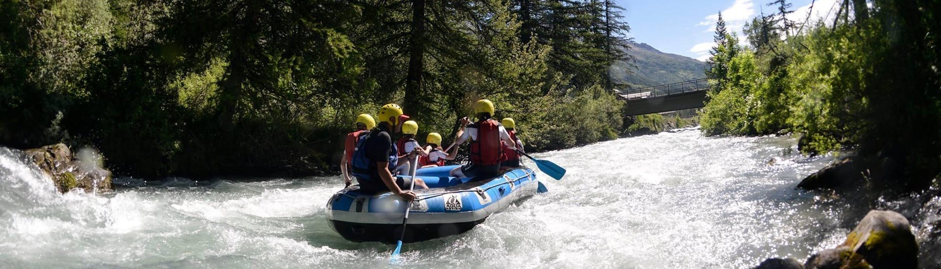 A group of friends is doing a rafting tour near Serre Chevalier thanks to Rivières Evasion.