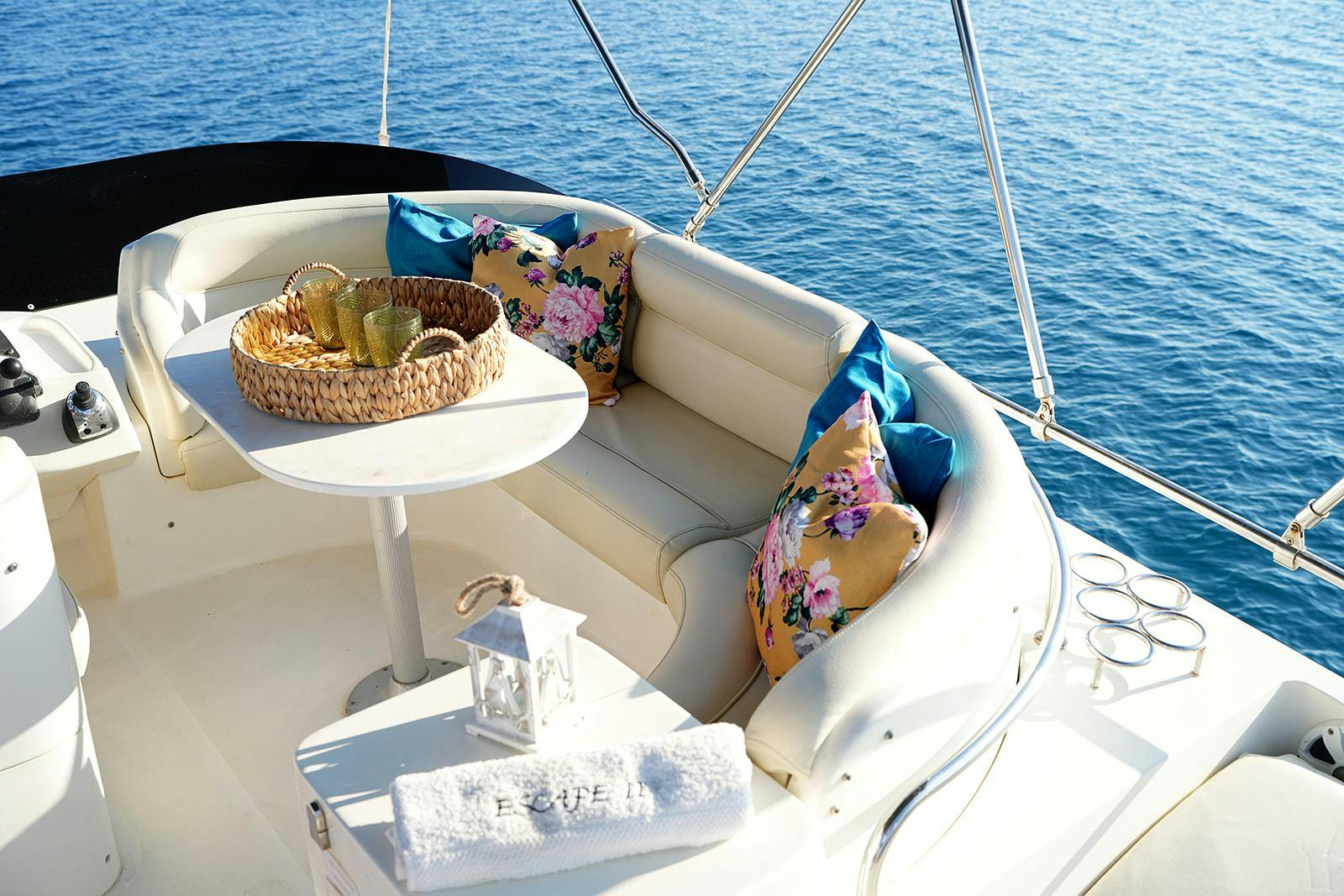 rodman flybridge sofa Magnifique paysage de montagnes et de mer, où se déroulent les activités de Latchi Charters.