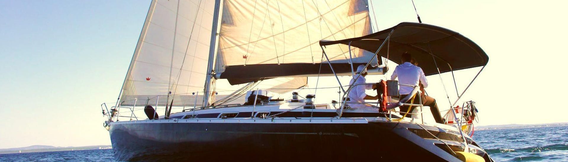 Die Tourteilnehmer genießen die atemberaubende Aussicht auf die Küste und auf das türkisblaue Wasser während einer Bootstour organisiert von Romantic Sailing Mallorca. 