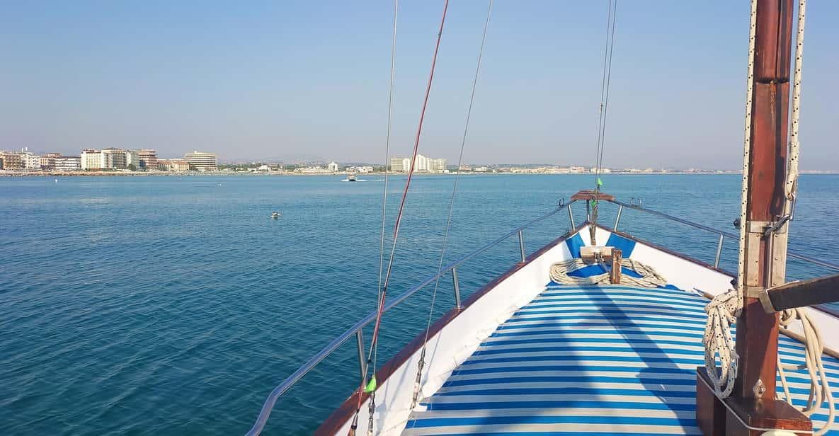 Rondine sul Mare Cattolica Panorama mozzafiato con montagne e mare, dove hanno luogo le attività di Rondine sul Mare Cattolica.