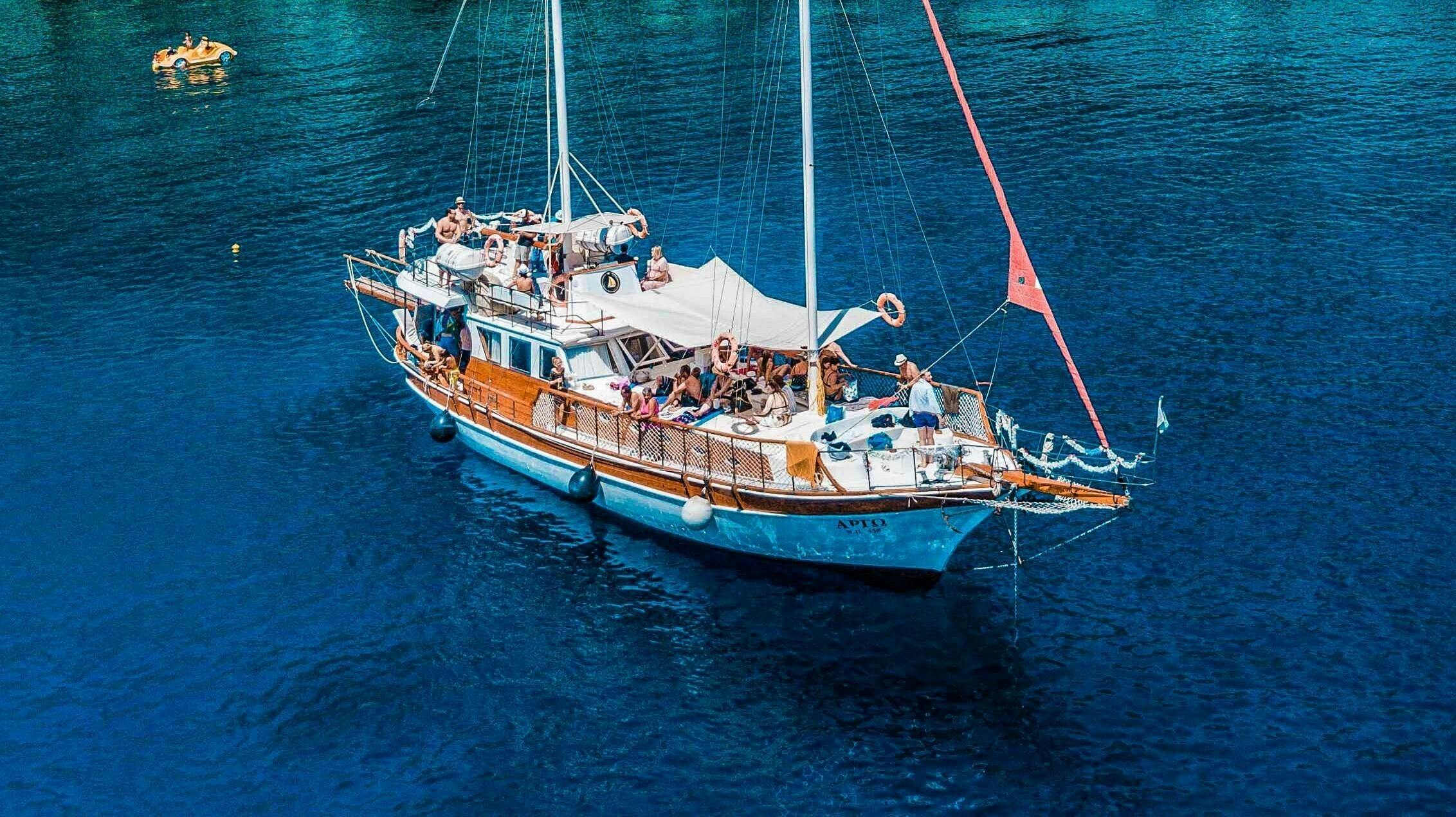 Royal Sailing Rhodes Beeindruckende Landschaften mit Bergen und Meer, wo Aktivitäten von Royal Sailing Rhodes stattfinden.