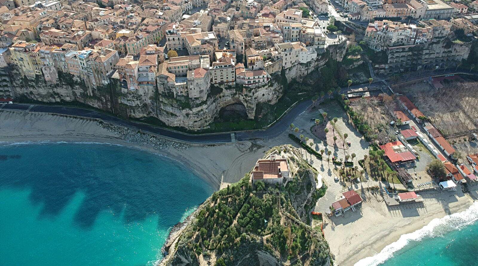 Nautica Più Tropea Beeindruckende Landschaften mit Bergen und Meer, wo Aktivitäten von Nautica Più Tropea stattfinden.