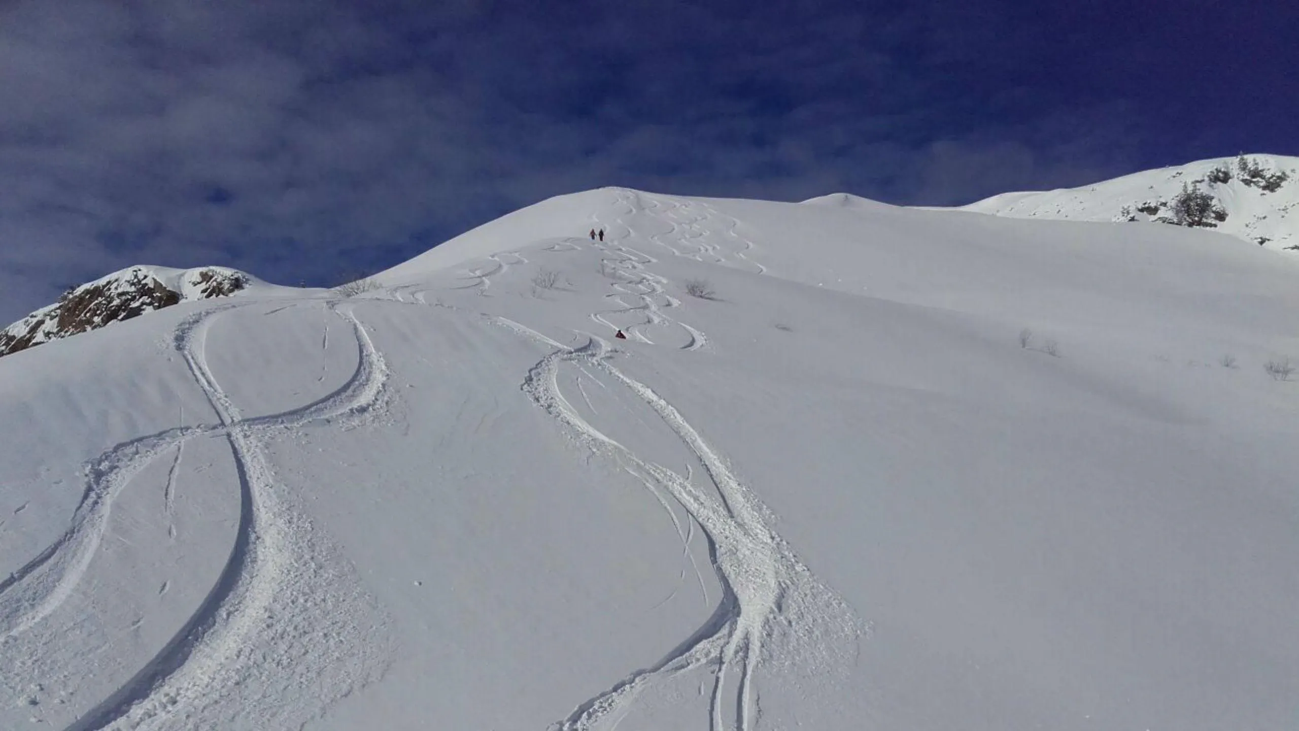 Beautiful landscapes showcasing mountains and sea, where the experiences of S4-Freeride-Experts are taking place.