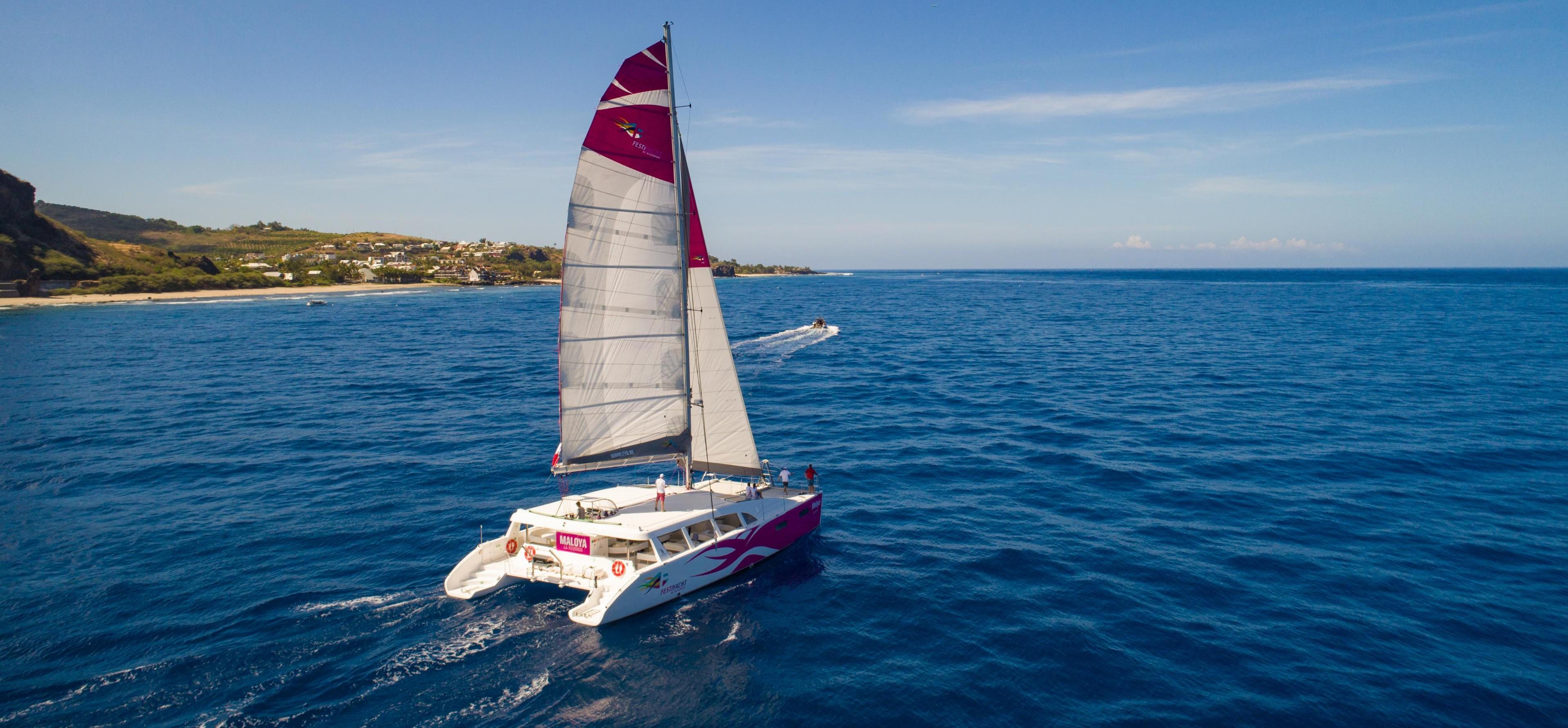 Il catamarano Maloya di Festiyacht de Bourbon La Réunion in navigazione nell'Oceano Indiano.