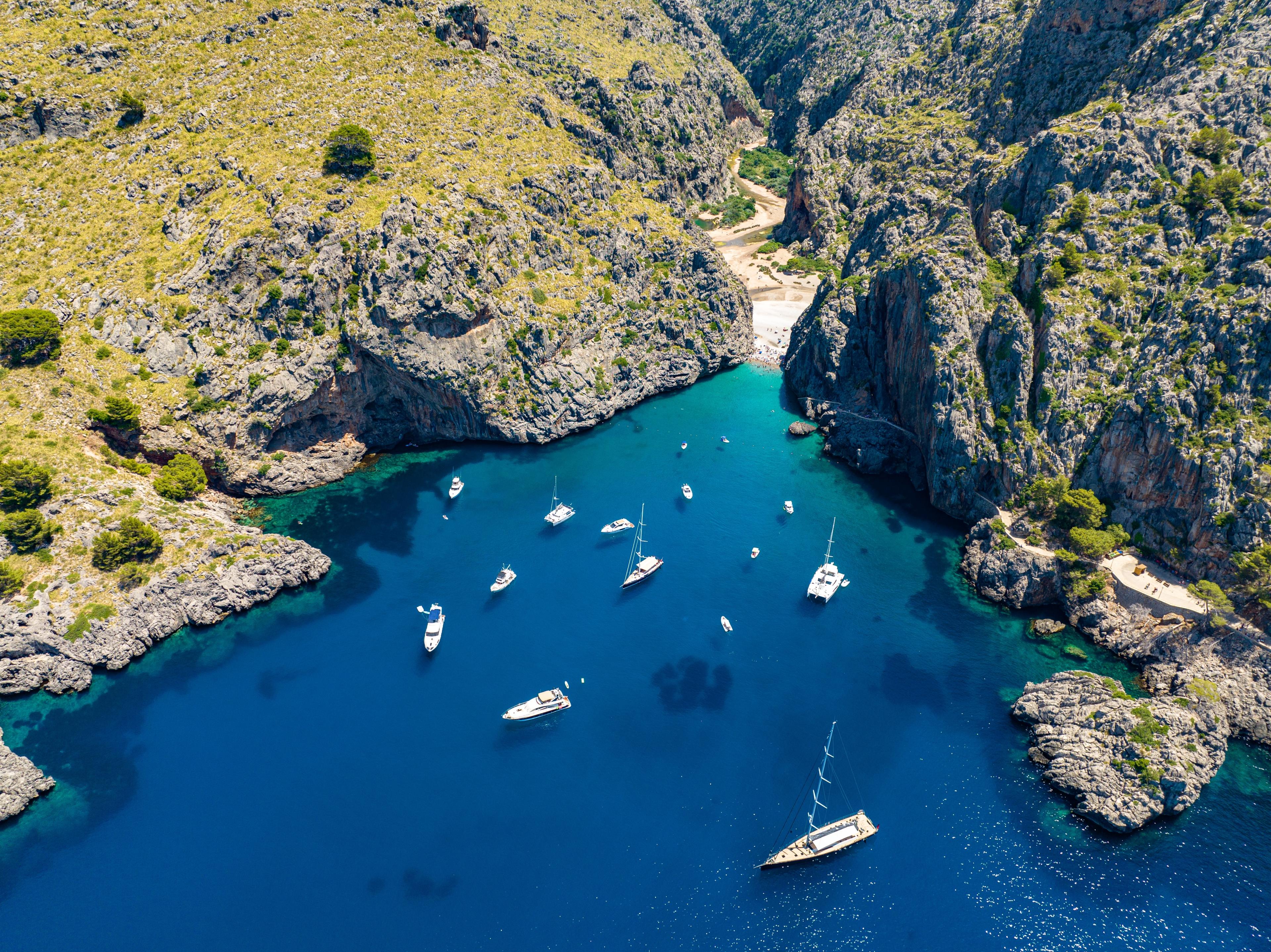 Pittoresk uitzicht op de kust van Sa Calobra met turquoise water en rotsachtige kliffen.