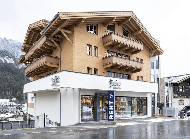 Das Geschäft des Skiverleihs Bründl Sports Saalbach Kohlmaisbahn von außen.