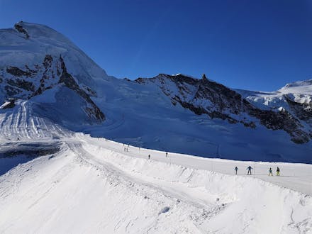 Erwachsene und Kinder beim Skifahren im Skigebiet Saas Fee.