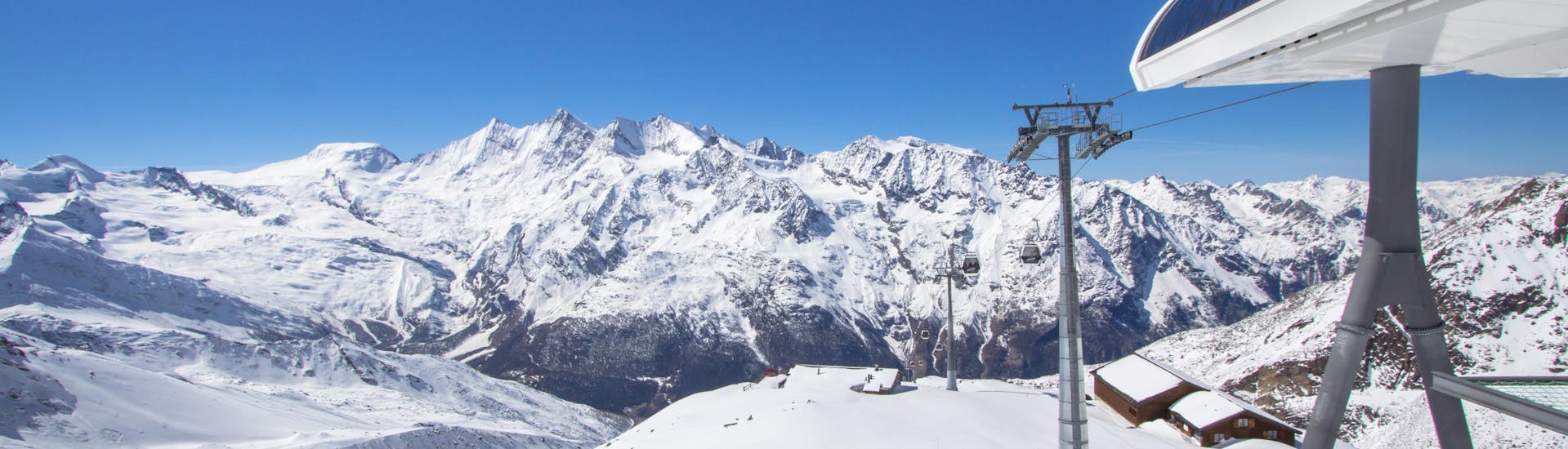 Vista del paesaggio montano soleggiato durante un corso di sci con scuole di sci a Saas Grund - Hohsaas.