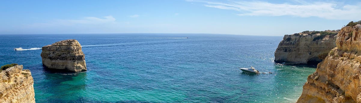Sagres SEM Hero Eine Gruppe von Menschen, die sich während einer Bootsfahrt in Sagres amüsieren.