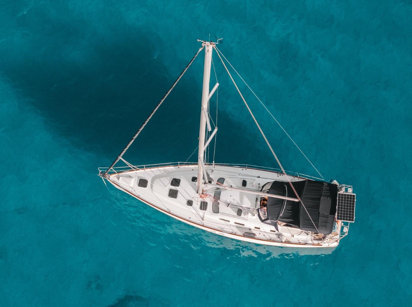 Unser Segelboot in den Gewässern von Marbella.