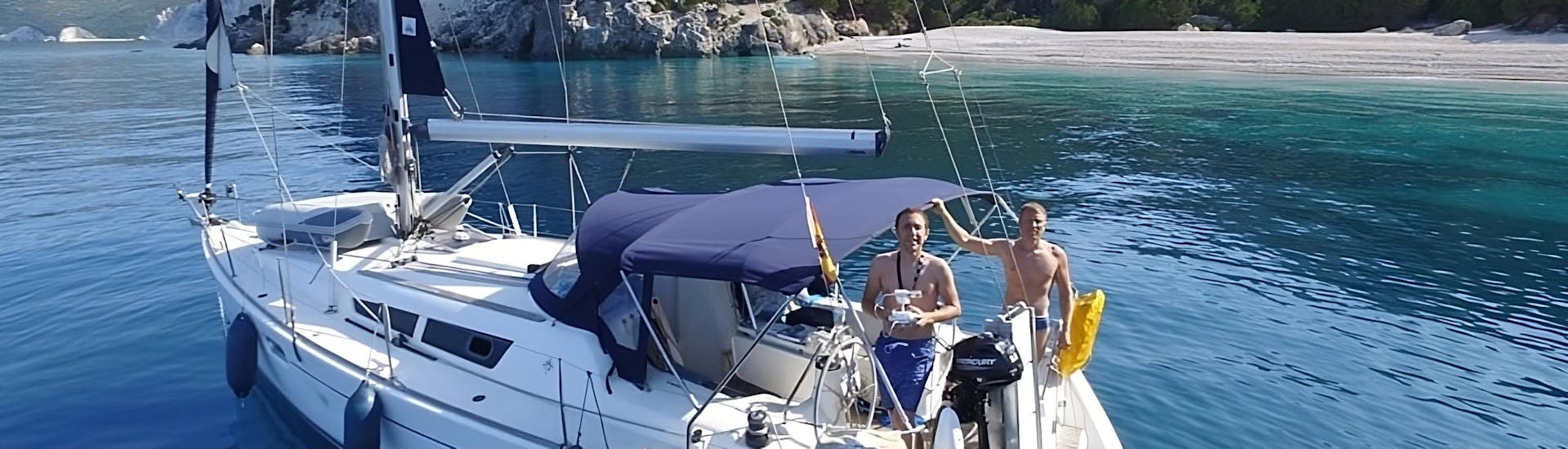 Algunas personas disfrutando de su paseo en barco con Barcelona Sailboats.