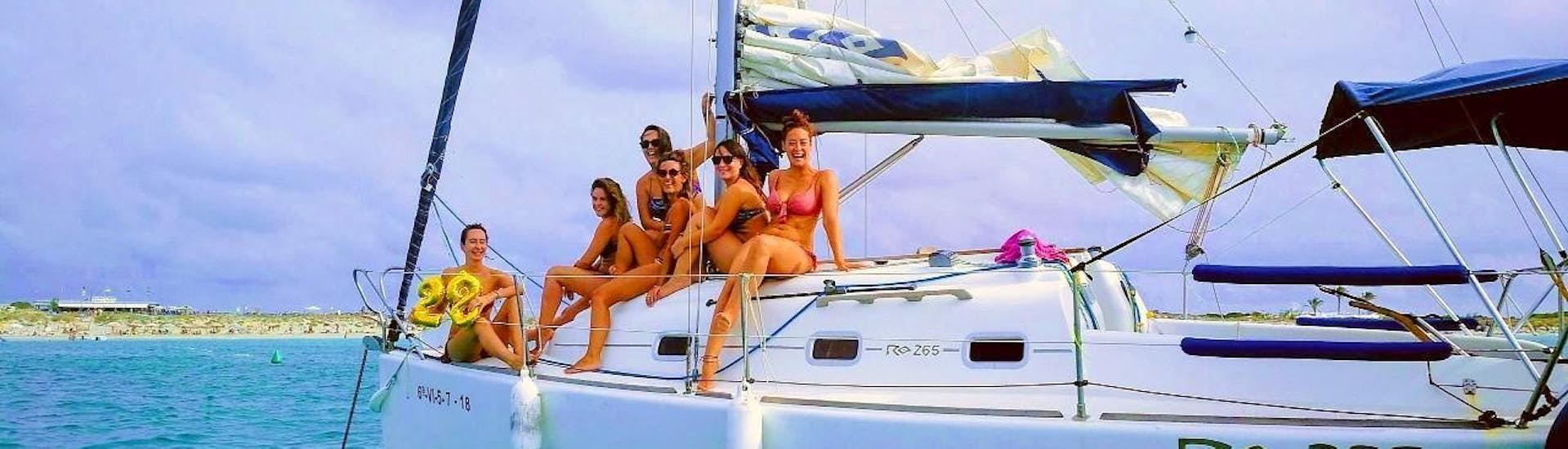 Los participantes del tour se relajan en la cubierta del sol con Sail in Med durante su tour privado en barco en Alicante.