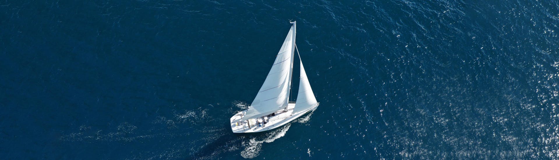 Disfruta de un paseo en barco de vela y deja que el viento te lleve a unos lugares unicos