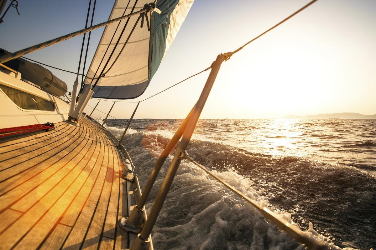 Sailemotions Sitges Magnifique paysage de montagnes et de mer, où se déroulent les activités de Sailemotions Sitges.