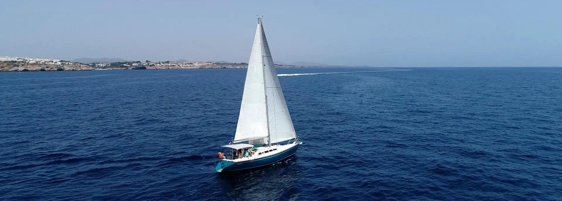 Sailing Porto Cristo Paisajes impresionantes de montaña y mar, donde tienen lugar las experiencias de Sailing Porto Cristo.