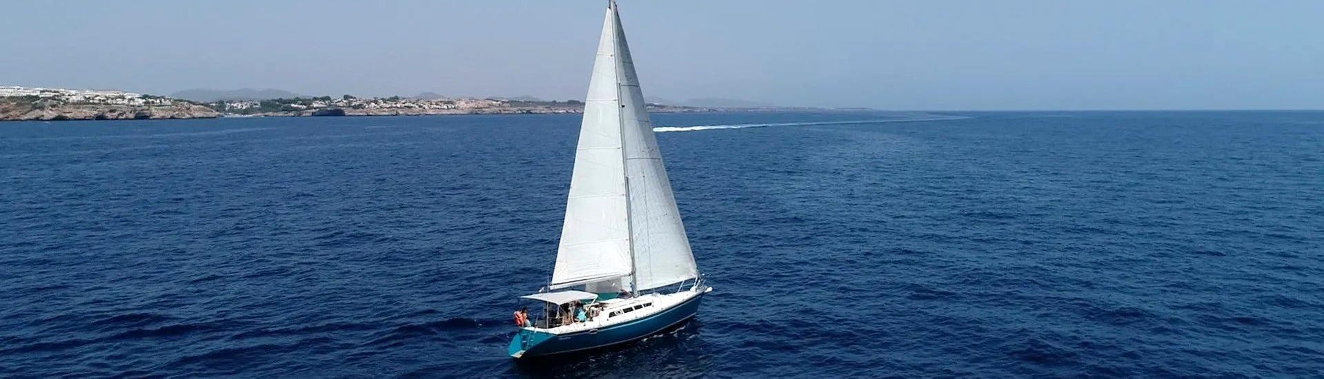 Notre voilier Malakai naviguant dans la mer avec Sailing Porto Cristo.