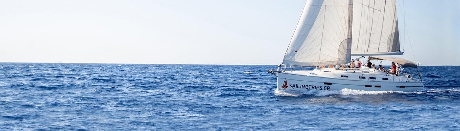 Segelboot von Sailingtrips.gr Heraklion während einer Segeltour.