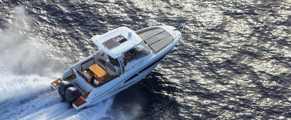 Sailoc Côte d'Azur Beeindruckende Landschaften mit Bergen und Meer, wo Aktivitäten von Sailoc Côte d'Azur  stattfinden.