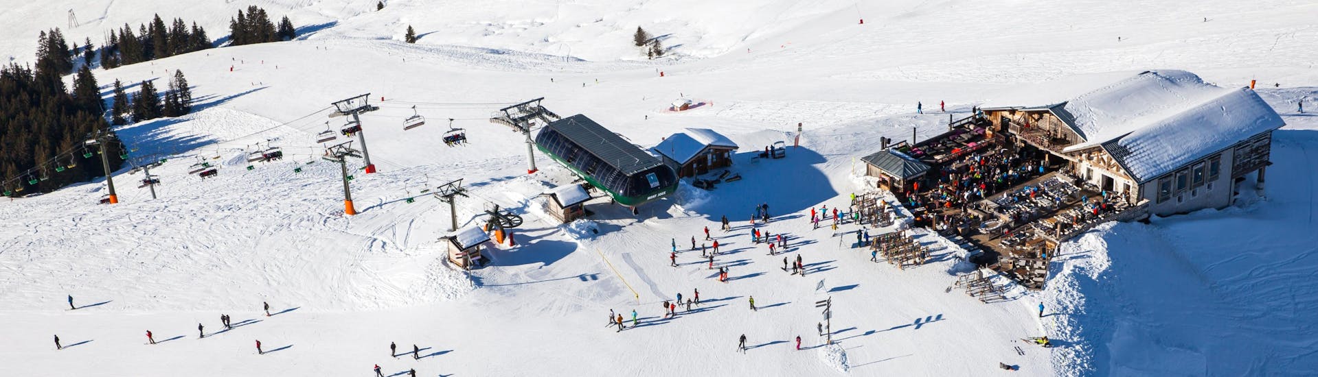 Vue sur le paysage ensoleillé lors d'un cours de ski avec une école de ski dans la destination de ski Saint Gervais. 